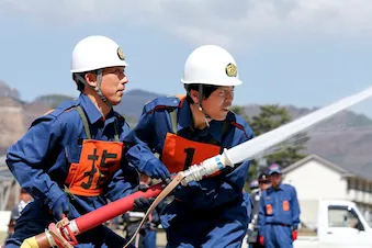ホースで消化訓練を行う消防士