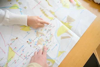 地図を指さしてて確認している様子