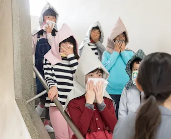 子供達が避難している様子