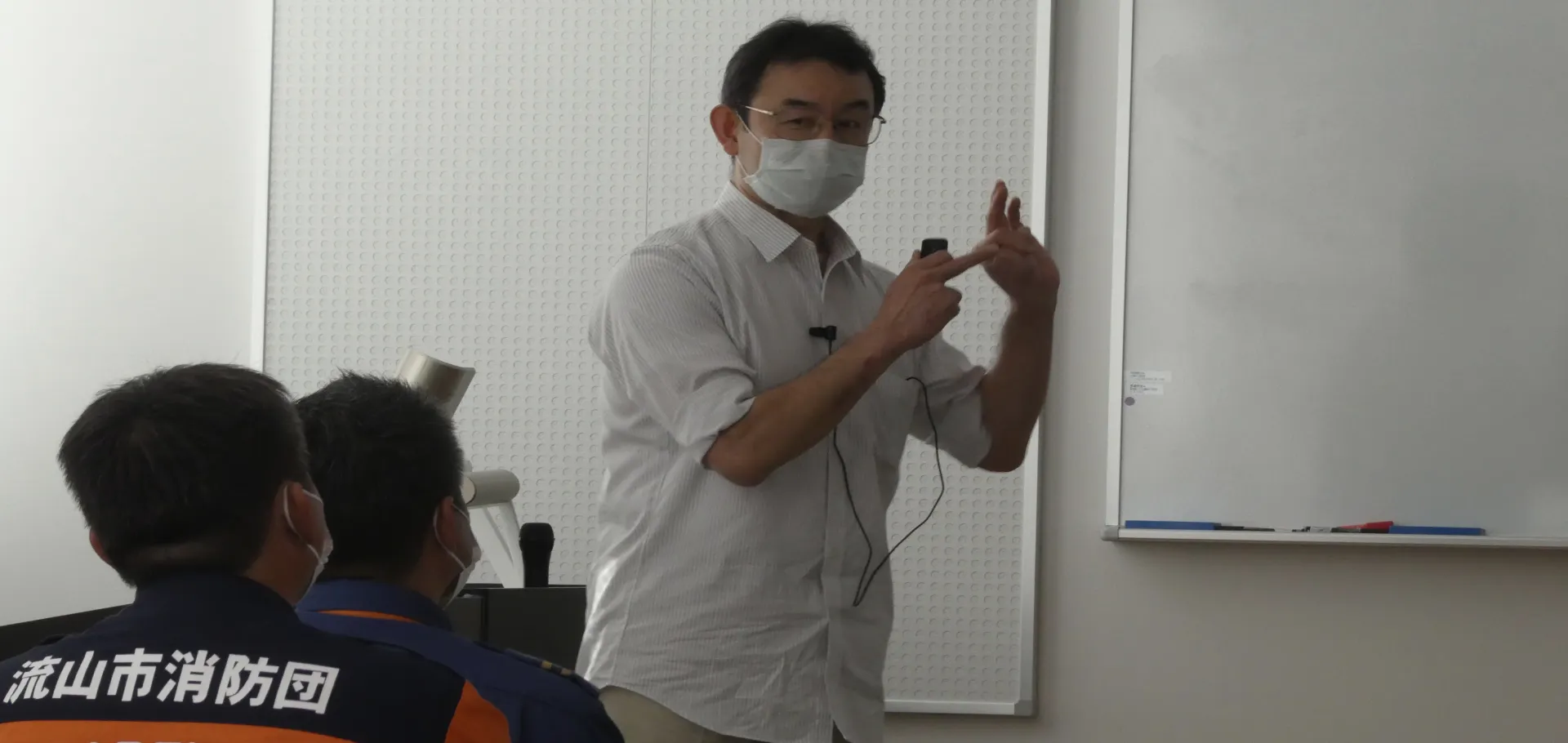 講義をしている講師