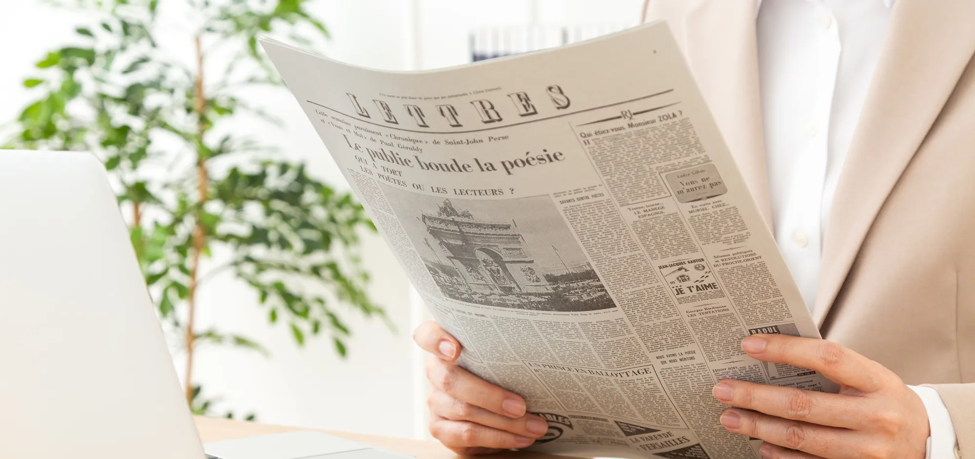 新聞を広げる人